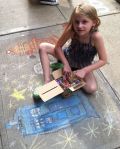 Chalk-Artist slecting her colors